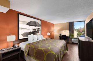 Super 8 by Wyndham Myrtle Beach/Market Common Area - Myrtle Beach - 3