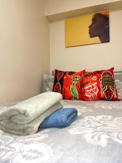 Impeccable Spacious 6-Bed House in Romford - Romford - 7