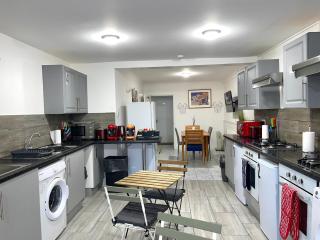 Impeccable Spacious 6-Bed House in Romford - Romford - 9