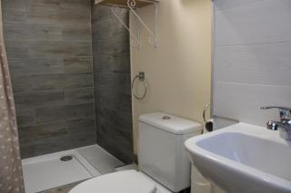 Impeccable Spacious 6-Bed House in Romford - Romford - 4