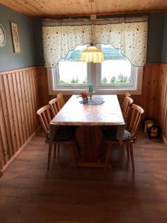 Nyrestaurert og koselig hytte ved Skjelbredvatnet. - 2