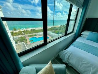Directly on the Beach with Pool & Ocean View - Miami Beach - 5