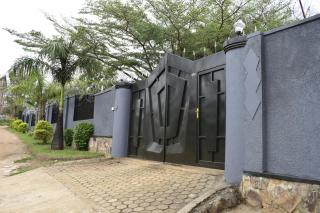 Spacious 5-Bedroom House with 3 Rooms Available for Your Stay - Kigali - 6