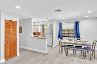 Front unit A Charming 2 Bedroom las Olas apt - Fort Lauderdale - 1