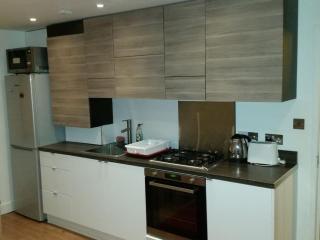 LOVELY 1 BED FLAT WITH GOOD TRANSPORT LINKS. - Morden - 2
