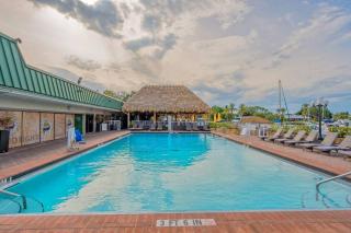 Heated Pool, Strong WI-FI, TV, Tiki Bar & Grill! - Sarasota - 8