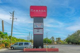 Heated Pool, Strong WI-FI, TV, Tiki Bar & Grill! - Sarasota - 9