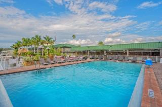 Heated Pool, Strong WI-FI, TV, Tiki Bar & Grill! - Sarasota - 1