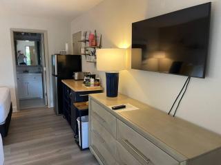 Heated Pool, Strong WI-FI, TV, Tiki Bar & Grill! - Sarasota - 4