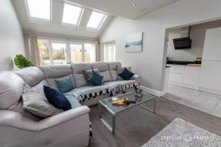 Sarnia Retreat by Grandeur Property - 5