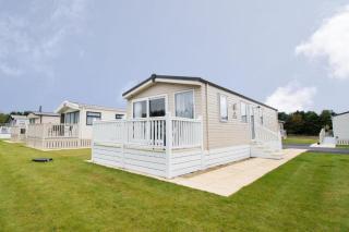 Cedar Lodge With Hot Tub - 0