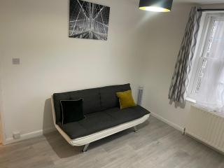 one bedroom flat near Vauxhall train station London - 1