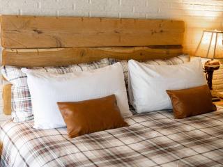 Stonegate Lodge King Bed WIFI 50in Roku TV Salt Water Pool Room # 302 - 8