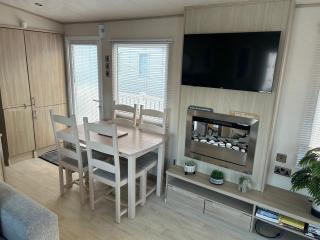 Beachcomber, A Modern caravan with CH and DG, Smart tv in every room and private broadband - Rhyl - 3