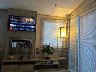 Beachcomber, A Modern caravan with CH and DG, Smart tv in every room and private broadband - Rhyl - 6