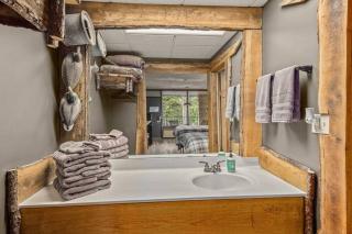 Stonegate Lodge Saltwater Pool 2 Queen Beds Firepit Fast WiFi Room #307 - 3