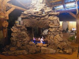Stonegate Lodge King Bed, WIFI, 50in Roku TV, Salt Water Pool Room #308 - Eureka Springs - 7