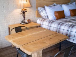 Stonegate Lodge King Bed, WIFI, 50in Roku TV, Salt Water Pool Room #308 - Eureka Springs - 6