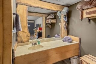 Stonegate Lodge King Bed, WIFI, 50in Roku TV, Salt Water Pool Room #308 - Eureka Springs - 2