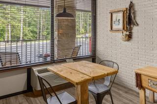 Stonegate Lodge King Bed, WIFI, 50in Roku TV, Salt Water Pool Room #308 - 7
