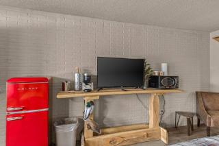 Stonegate Lodge King Bed Fast WiFi 40in TV Salt Water Pool Room #309 - Eureka Springs - 9