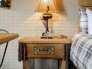 Stonegate Lodge King Bed, WiFi, 50in TV, Fire Pit, Salt Water Pool Room # 310 - Eureka Springs - 5