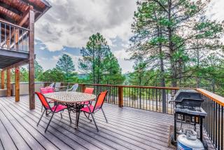 Big Rock Chalet: Gorgeous Views, Great Location, 4 Bedrooms, and a HOT TUB! - 2