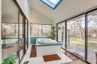 Hot Tub, Deck and Grill Brookshire Gem Near Venues - 8