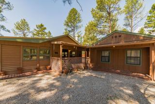 Deer Meadows: Adorable, Centrally Located Ruidoso Cabin with Private Hot Tub! - Ruidoso - 3