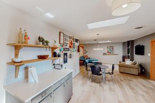 3BR Dog-Friendly mid-century modern Home with Yard - Doud - 2