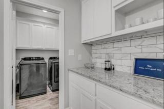 Reduced! Newly Renovated Luxe West Beaumont w Priv - Beaumont - 3