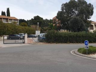 Studio Cabine à Giens avec Terrasse, Piscine et Parking - FR-1-335-193 - 2