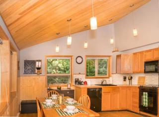 Glacier Hideaway - Mt Baker Cabin - AC, Hot Tub, BBQ, Hiking, WiFi - 4