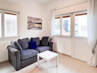 Classic Bauhaus 1Br with Balcony on Sheinkin Street by FeelHome - Tel Aviv - 9