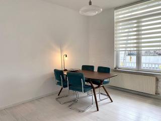 Wit II, Near Metro, Train n7670 - 9