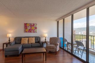 21st Floor Condo With View of Ko'olau Mountains and the Ala Wai Canal condo - Honolulu - 3