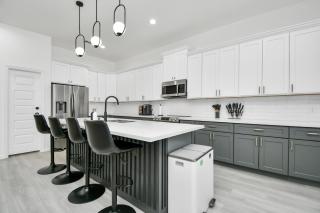 New! Modern 3BR/2BA Near Downtown/Foosball/Netflix - 2