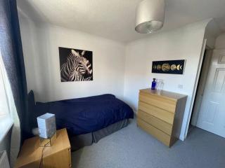 Modern 3 bedroom home *EVcharging* Garden, Parking - 1