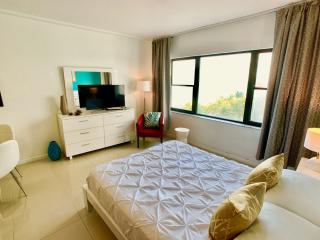 Directly on the Beach with Pool & Ocean View - Miami Beach - 8