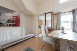 4 BED House IN Dartford 8 Beds Sleeps 10 - Kent - 9