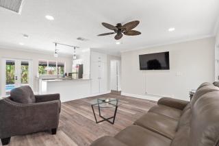 Wills off Wilton Drive 2 bed and 1 bath plus Den with Heated Pool - 8