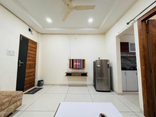 Home Escape 1BHK Apartment Near Bombay Hospital - Indore - 5