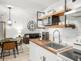 GT502 Newly Remodeled Gatlinburg Condo w Pool - 0