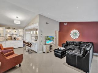 Lush and quiet oasis for 7, pool, close to beach - Fort Lauderdale - 0
