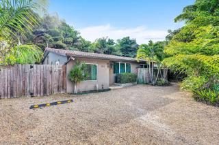 3bed 2bath with pool, 5 min. walk to food and fun - 2