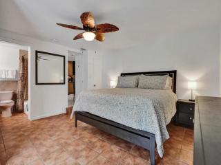 3 min. walk to Wilton Drive, pool and huge yard - Fort Lauderdale - 1