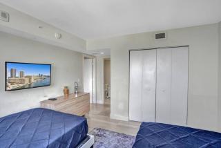 Spacious Luxury Ocean View 4 Bdrs 3Baths 17 FL - Hallandale Beach - 1