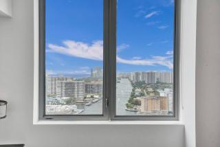 Lower Penthouse 3BD 3BA Beach Gym and Pool - Hallandale Beach - 2