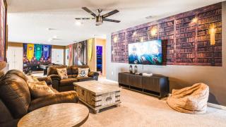 Magical Getaway with Themed Rooms & Amenities - Davenport - 4