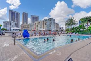 Stunning Beach Resort Large 4 Bedrooms Apartment - Hallandale Beach - 0